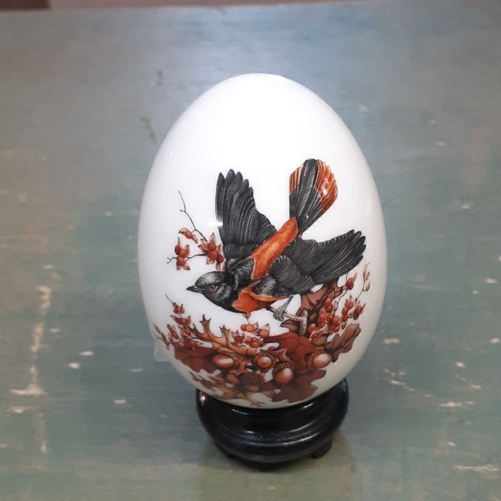 Vintage 1984 AVON Egg - Autumn Brings Magic Changes‎